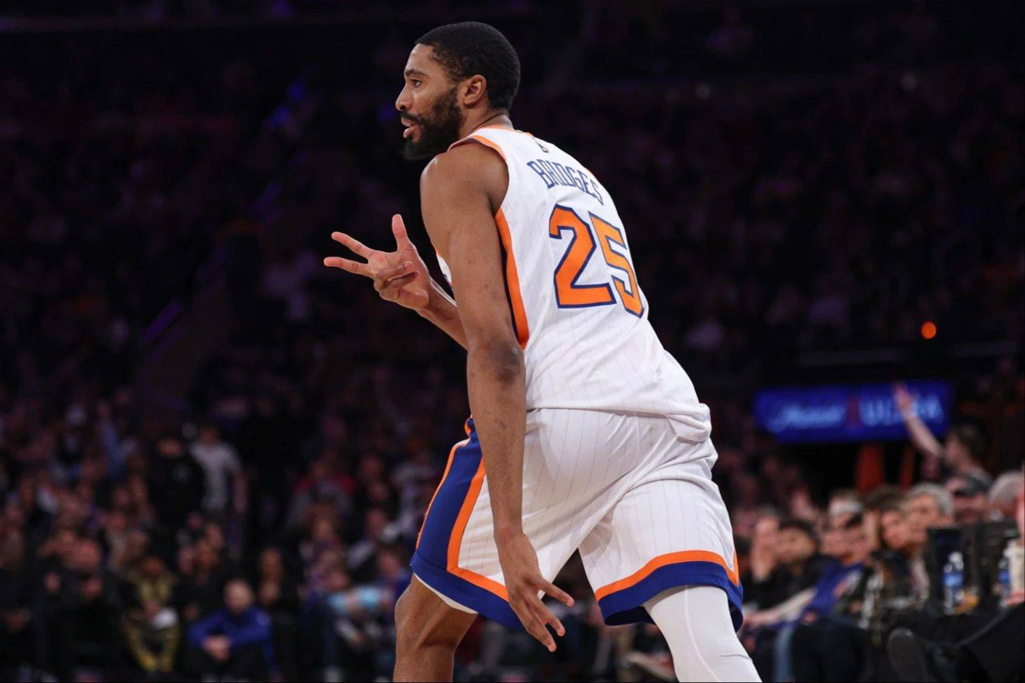 包含纽约尼克斯迎CBA季后赛关键赛，冲刺阶段防线松动，引发热议，身体对抗强度拉满的词条