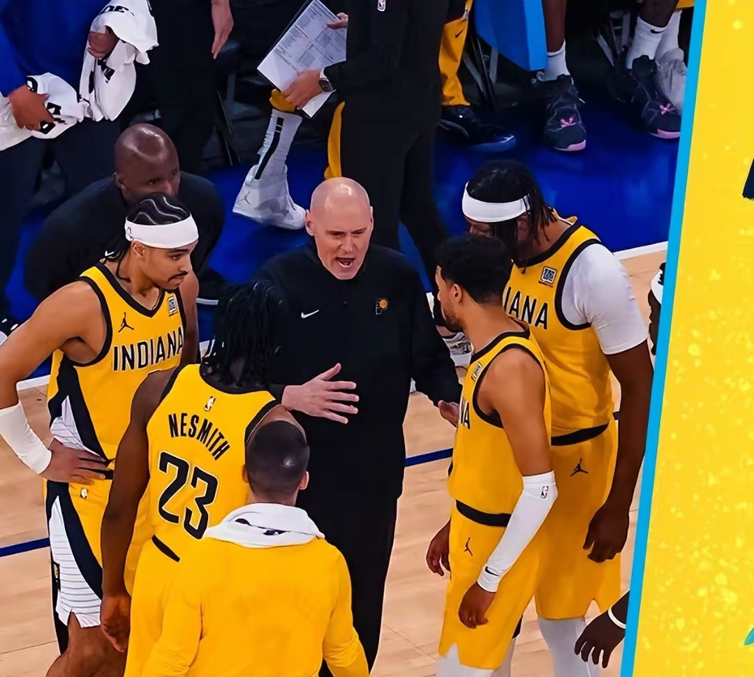 包含纽约尼克斯迎CBA季后赛关键赛，冲刺阶段防线松动，引发热议，身体对抗强度拉满的词条