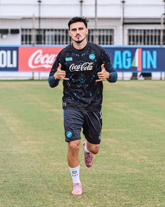 今夜欧冠焦点战；那不勒斯队长鼓劲；赛场秩序良好；身体对抗强度拉满的简单介绍